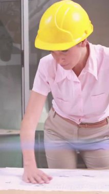 Kafkas kadın mühendis üzerindeki ışık izlerinin animasyonu. Uluslararası Kadınlar Mühendislik Günü ve dijital olarak üretilen video konsepti.