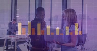 Modern ofiste, iş adamları finansal grafiklerle verileri tartışıyor. teknoloji, takım çalışması, işbirliği, analiz, finans, ilerleme