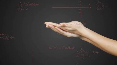 Animasyonda beyin ve matematiksel denklemlerle parlayan ampulleri tutmak. Yenilik, yaratıcılık, teknoloji, bilim, zeka, problem çözme