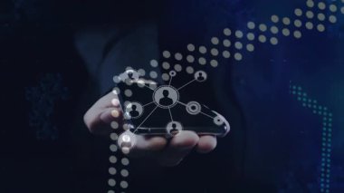 Akıllı telefonu tutan kişi üzerinden bağlantı ve veri işleme animasyonu ağı. Teknoloji, bağlantı, dijital, ağ, iletişim, yenilik
