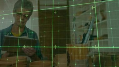 Mutfakta tablet kullanan yaşlı bir kadın dijital ızgara ile animasyonu örtüyor. Teknoloji, son sınıf, yaşam tarzı, yenilik, bağlantı, modern