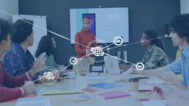 Konferans odasında, çeşitli takımlar iş toplantısında ağ bağlantılarını tartışıyor. İşbirliği, takım çalışması, teknoloji, iletişim, strateji, yenilik