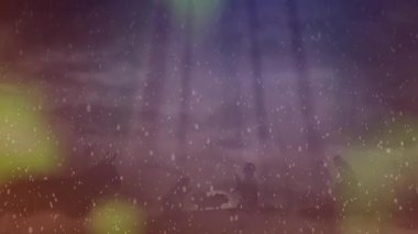 Yağan kar taneleri sakin bir atmosfer yaratıyor, renkli gökyüzü altında siluetli figürler. Kış, kar, sükunet, dinginlik, alacakaranlık, alacakaranlık