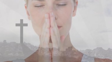 Dua eden, elleri bir arada olan bir kadın, arka planda çapraz ve manzara. Maneviyat, inanç, meditasyon, dinginlik, bağlılık, yansıma.