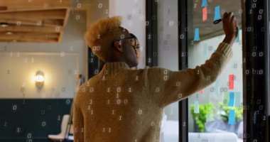 Modern ofis ortamında konuşan iki kişi üzerine ikili kod animasyonu. Teknoloji, dijital, iş, iletişim, yenilik, şirket