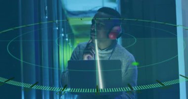 Sunucu odasında çalışan dizüstü bilgisayarı olan bir teknisyen. Radar animasyonu örtüşüyor. Teknoloji, siber güvenlik, ağ oluşturma, dijital, veri, iletişim