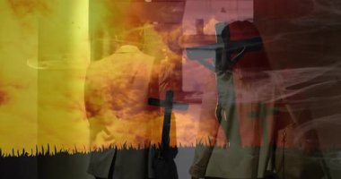 Arka planda yürürken, yanan gökyüzü animasyonunda haç siluetleri olan insanlar. gün batımı, ruhani, inanç, din, manzara