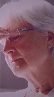 Mahvolmuş Kafkasyalı yaşlı kadın üzerinde hareket eden gri dokunun animasyonu. duygular, duygular ve yaşlı yaşam tarzı konsepti dijital olarak oluşturulmuş video.