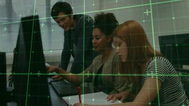 Dijital şebeke ile bilgisayarlarda işbirliği yapan üç kişi animasyonu örtüyor. İşbirliği, takım çalışması, teknoloji, yenilik, ağ oluşturma, beyin fırtınası