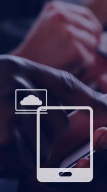 Akıllı telefonlar kullanan iş adamlarının finansal veri işleme animasyonları. küresel iş, finans, veri işleme ve dijital arayüz kavramı dijital olarak oluşturulmuş video.