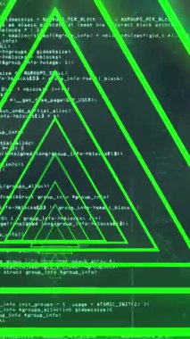 Veri işleme üzerinde yeşil neon geometrik şekillerin animasyonu. soyut, ışık, desen ve hareket kavramı dijital olarak oluşturulmuş video.