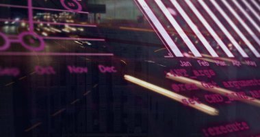 Geceleri şehirdeki trafiğin üzerinde veri işleyen grafik ve grafiklerin resmi. Bağlantı, veri, işleme, dijital arayüz, iş, ağ ve küresel iletişim, dijital olarak oluşturulmuş görüntü.