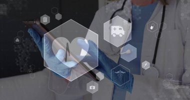 Tablet kullanan Kafkas kadın doktor üzerinde tıbbi ikonlar. Tıp, teknoloji ve dijital arayüz kavramı dijital olarak oluşturulmuş görüntü.