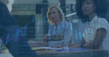 Toplantıda farklı iş adamlarının veri işleme ve diyagramlarının görüntüsü. Küresel iş ve dijital arayüz kavramı dijital olarak oluşturulmuş görüntü.