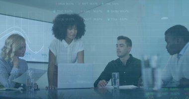 Toplantıda farklı iş adamlarının veri işleme ve diyagramlarının görüntüsü. Küresel iş ve dijital arayüz kavramı dijital olarak oluşturulmuş görüntü.