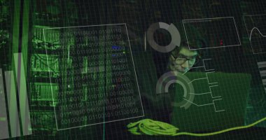 Sunucu odasındaki Asyalı erkek hackerın veri işleme ve diyagramları. Teknoloji, iş ve dijital arayüz kavramı dijital olarak oluşturulmuş görüntü.