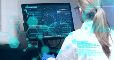 Bilgisayar kullanan beyaz kadın bilim adamı üzerindeki veri işleme ve kimyasal formülün görüntüsü. Küresel bilim ve dijital arayüz kavramı dijital olarak oluşturulmuş görüntü.