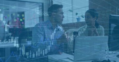 Ofiste iş tartışması yapan çeşitli meslektaşların mali veri işleme görüntüsü. Genel ofis, finans, hesaplama ve dijital arayüz kavramı dijital olarak oluşturuldu.