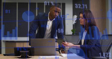 Ekonomik tablolar üzerinden verileri tartışan iş adamları. takım çalışması, işbirliği, finans, analiz, strateji, toplantı