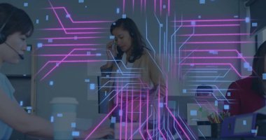 Ofisteki çeşitli meslektaşlar üzerinde veri işleme yapan bilgisayar devre kartı görüntüsü. Küresel iş, teknoloji, bilgisayar ve dijital arayüz kavramı dijital olarak oluşturulmuş görüntü.