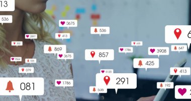 Akıllı telefon kullanan beyaz bir kadının medya simgelerinin görüntüsü. Sosyal medya ve dijital arayüz konsepti dijital olarak oluşturuldu.