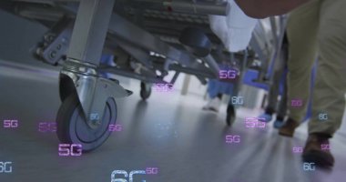 Hastane yatağı olan doktorların 5G ve 6G veri işleme görüntüleri. Küresel tıp, bağlantılar, hesaplama ve veri işleme kavramı dijital olarak oluşturulmuş görüntü.