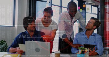 Ofisteki çeşitli iş adamlarıyla ilgili finansal veri işleme resmi. Küresel finans, iş, bağlantılar, hesaplama ve veri işleme kavramı dijital olarak oluşturuldu.