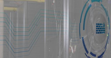 Bilgisayar sunucularında güvenlik duvarı simgesi ve dijital veri işleme resmi. Küresel siber güvenlik, bağlantılar, hesaplama ve veri işleme kavramı dijital olarak oluşturuldu.