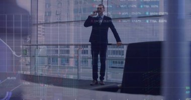 Ofiste akıllı telefon kullanan beyaz iş adamının mali veri işleme görüntüsü. Küresel finans, iş, bağlantılar, hesaplama ve veri işleme kavramı dijital olarak oluşturuldu.