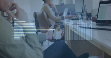 Ofisteki çeşitli iş adamlarıyla ilgili finansal veri işleme resmi. Küresel finans, iş, bağlantılar, hesaplama ve veri işleme kavramı dijital olarak oluşturuldu.