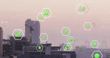 Şehrin üzerindeki ekolojik simgelerin resmi. Küresel çevre, bağlantılar, hesaplama ve veri işleme kavramı dijital olarak oluşturulmuş resim.