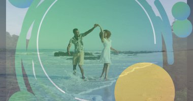 Sahilde yürüyen Afrikalı Amerikalı bir çiftin rengarenk görüntüsü. Yaz, tatil ve yaşam tarzı kavramı dijital olarak oluşturuldu.