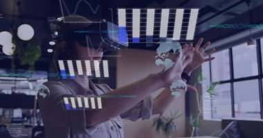VR kulaklıktaki Asyalı sıradan iş kadını hakkında veri işleme grafikleri ve grafikleri. İş, bağlantı, ofis, dijital arayüz ve iletişim, dijital olarak oluşturulmuş görüntü.