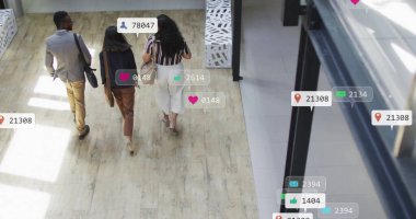 Sosyal medya simgesi. Ofiste iş tartışması yapan çeşitli meslektaşların üzerinde numaralar var. Dijital olarak oluşturulmuş küresel sosyal medya, iletişim, iş ve dijital arayüz kavramı.