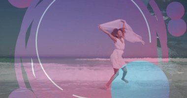 Sahildeki Afro-Amerikan kadınının üzerindeki renkli şekiller. Yaz, tatil ve yaşam tarzı kavramı dijital olarak oluşturuldu.