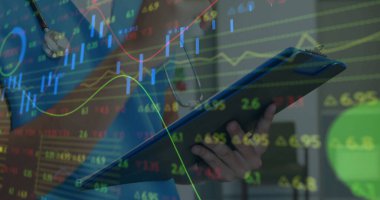 Broşür tutuyor. Steteskop ile finansal veri görüntüsü üzerinde çalışan bir tıp uzmanı. Sağlık, analiz, teknoloji, dijital, raporlama, araştırma