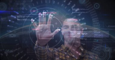 Beyaz adamın el taraması sırasında veri işleme görüntüsü. Bilim, teknoloji ve dijital arayüz kavramı dijital olarak oluşturuldu.
