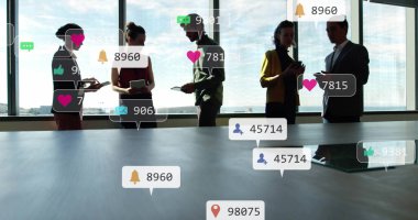 Sosyal medya simgesi. Ofiste iş tartışması yapan çeşitli meslektaşların üzerinde numaralar var. Dijital olarak oluşturulmuş küresel sosyal medya, iletişim, iş ve dijital arayüz kavramı.