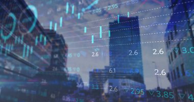 Şehir manzarası üzerinde finansal veri işleme resmi. Küresel iş, finans, hesaplama ve dijital arayüz kavramı dijital olarak oluşturuldu.