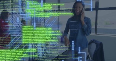 Afro-Amerikan iş kadınının veri işleme sistemli bilgisayar devre kartı görüntüsü. Küresel iş, teknoloji, bilgisayar ve dijital arayüz kavramı dijital olarak oluşturulmuş görüntü.