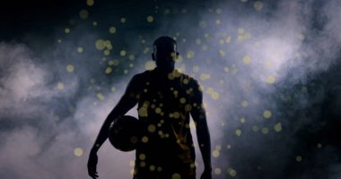 Afrika kökenli Amerikalı erkek basketbolcu üzerindeki ışık lekeleri. Küresel spor ve dijital arayüz kavramı dijital olarak oluşturulmuş görüntü.