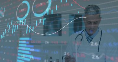 Kafkas erkek doktor üzerinden veri işleme görüntüsü. Küresel tıp, bağlantılar, hesaplama ve veri işleme kavramı dijital olarak oluşturulmuş görüntü.