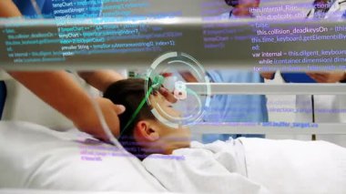 Hastanede, tıbbi uzmanlar hastalarla ilgilenirken dijital verileri üst üste koyuyorlar. Sağlık, teknoloji, yenilik, hasta bakımı, takım çalışması, işbirliği