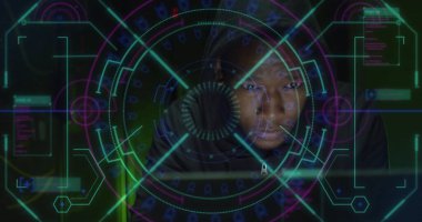 Dizüstü bilgisayar kullanarak melez erkek hackerın tarandığı bir görüntü. Teknoloji, güvenlik ve dijital arayüz kavramı dijital olarak oluşturulmuş görüntü.