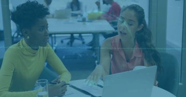 Ofiste iş tartışan çeşitli bayan meslektaşlar üzerinde dünya ile veri işleme görüntüsü. Küresel iş, bilgisayar ve dijital arayüz kavramı dijital olarak oluşturulmuş görüntü.