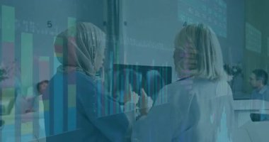 Doktorlar hastane sahnesindeki röntgenleri veri işleme animasyonuyla inceliyor. Sağlık, sağlık, tanı, radyoloji, analiz, teknoloji