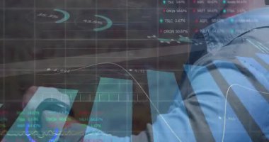 Finansal grafikleri analiz etmek, borsa verilerini ekranda görmek. Finans, yatırım, analitik, ticaret, ekonomi, şirket