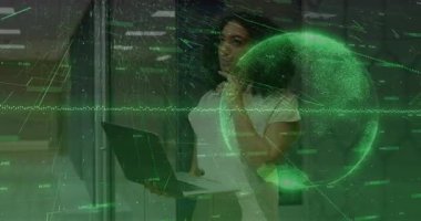 Yeşil dijital veri işleme animasyon kaplamalı dizüstü bilgisayar kullanan kişi. Teknoloji, ekran, fütürist, sanal