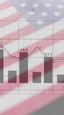 Amerika bayrağı üzerinde veri işleme animasyonu. küresel iş, finans, bağlantılar ve dijital arayüz konsepti dijital olarak oluşturulmuş video.