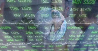 Borsa analizi, iş adamı finans grafiklerini animasyon örtüsüyle inceliyor. Finans, yatırım, analitik, ekonomi, teknoloji, dijital